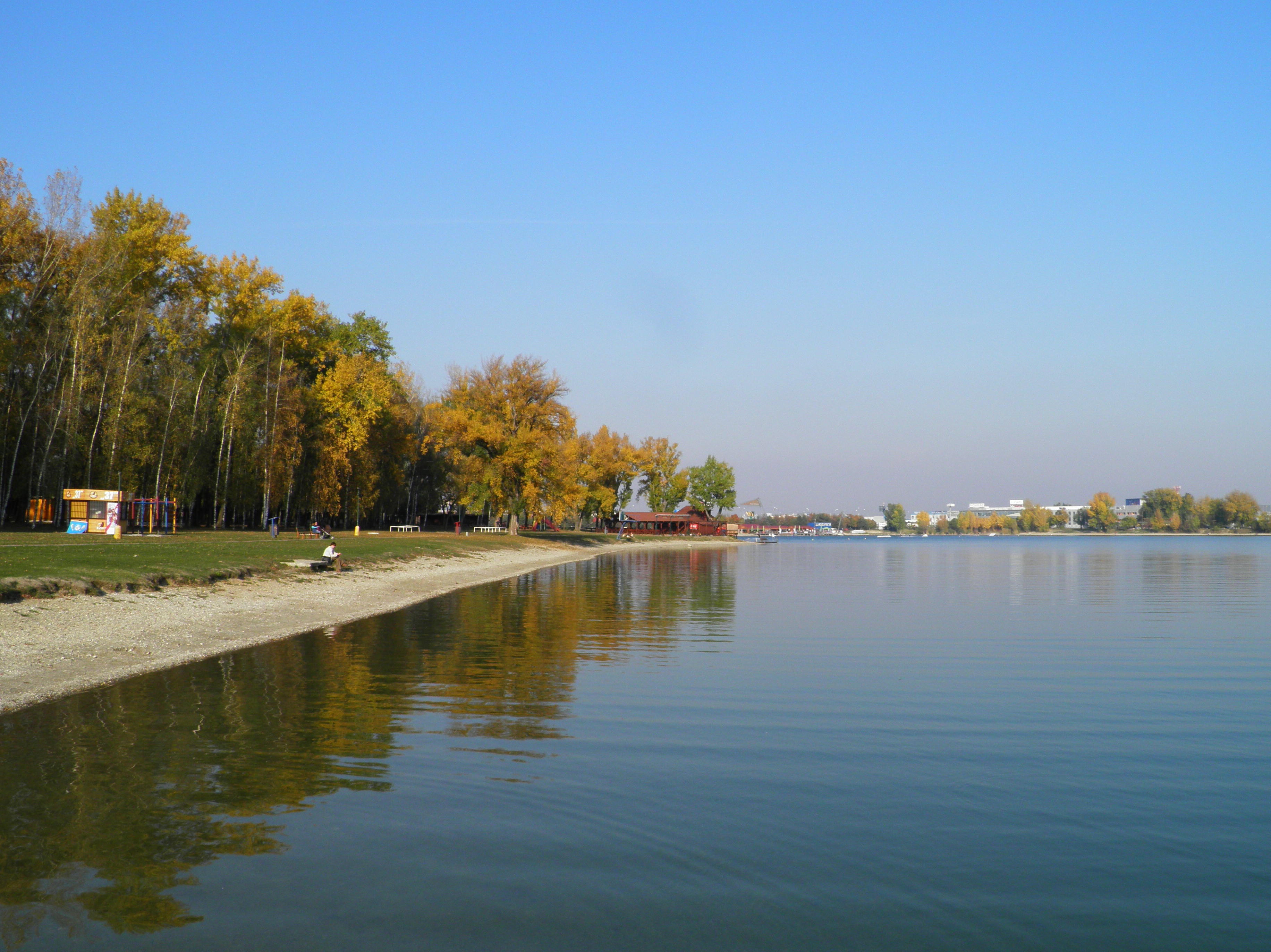 Jazero Zlaté Piesky v Bratislave, 20.X.2012, o 15. h. teplota vody 16,0 °C