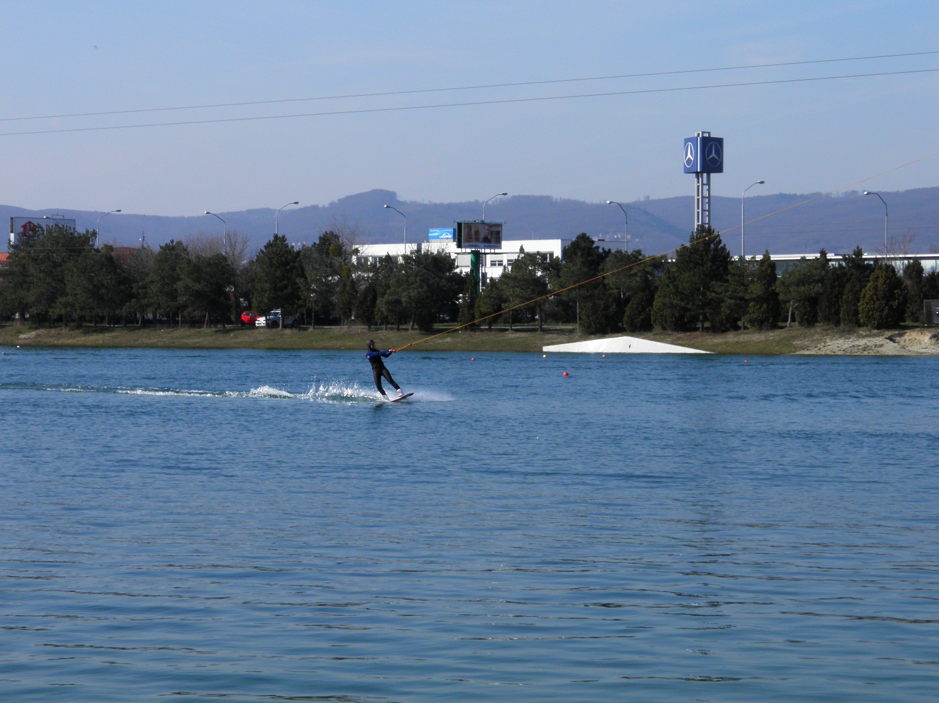 Na jazere Zlaté Piesky v Bratislave, 8.3.2015, 14.00 h., Tvo +6,4 °C, Tvz +11 °C, lyžiari boli