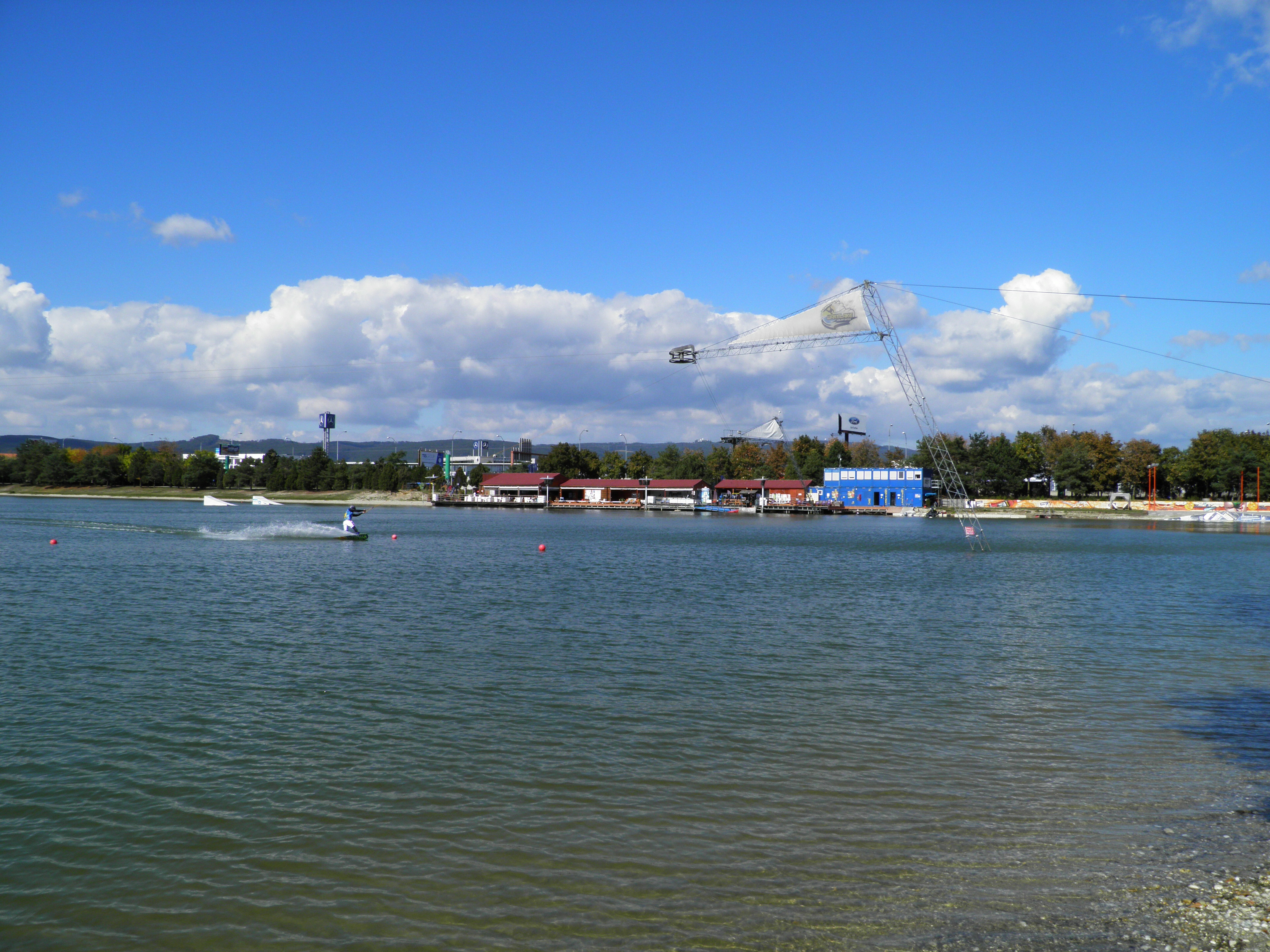 Na jazere Zlaté Piesky, 27.IX.2015 o 13. h., Tvo 18,2 °C, Tvz 18 °C